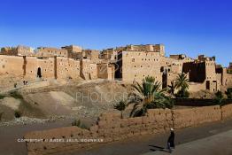 Image du Maroc Professionnelle de  L'ancienne Kasbah de la ville de Ouarzazate, ce regroupement de maisons est appelé Ksar, il fait partie des constructions berbères du sud du Maroc. La ville qui se veut le Hollywood du Maroc dispose de plusieurs studios déjà, Mardi 28 Décembre 2004. (Photo / Abdeljalil Bounhar)